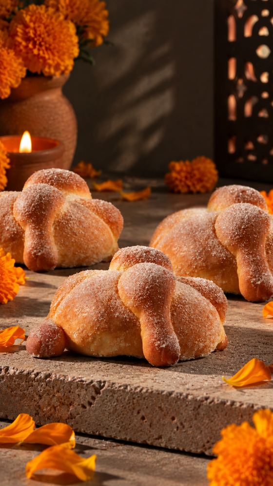 Pan de muerto entre cempasúchiles